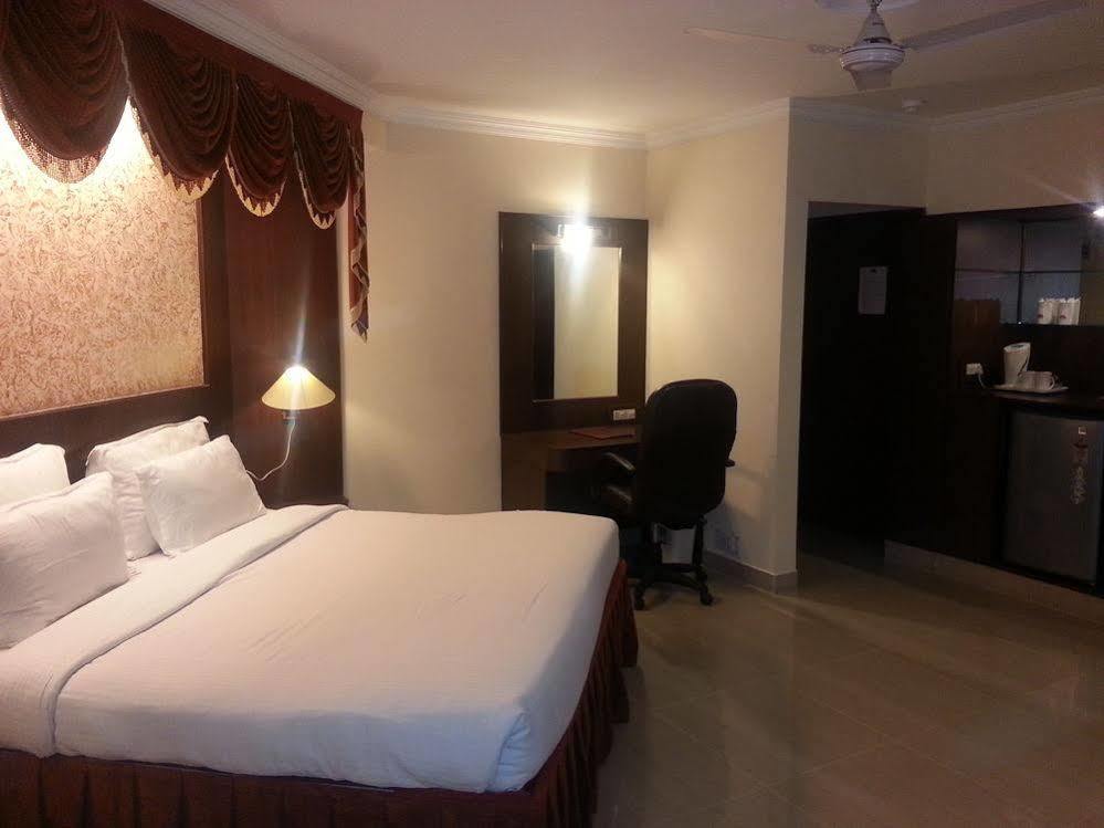 Grand Continental Hotel Allāhābād Junction Buitenkant foto